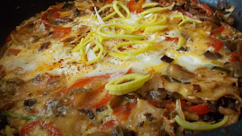 Rychlá omeletka z hlívy, pórku,  červené   papriky  a kuřecího masa