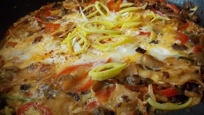 Rychlá omeletka z hlívy, pórku,  červené   papriky  a kuřecího masa