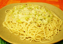 Špagety s arašidovo-pórkovou omáčkou