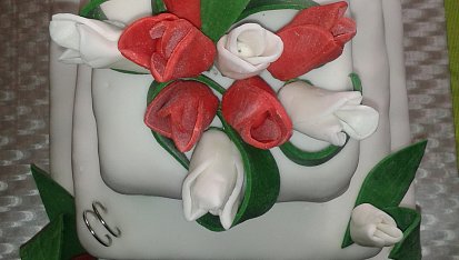 Svatební dort s tulipány