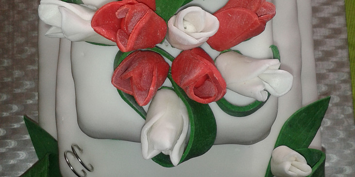 Svatební dort s tulipány