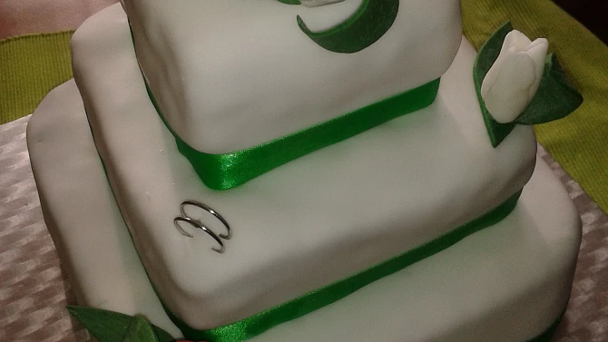 Svatební dort s tulipány