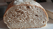 Syrovátkový celozrnný chleba, na řezu