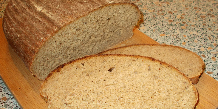 Syrovátkový celozrnný chleba - na řezu