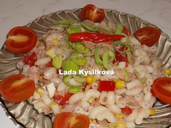 Těstovinový salát s tuňákem a zeleninou