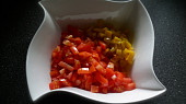 Těstovinový salát se sýrovou omáčkou, zeleninou a šunkou