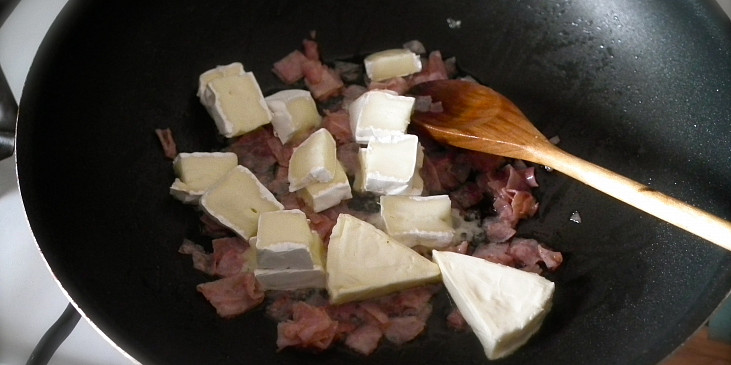 Těstovinový salát se sýrovou omáčkou, zeleninou a šunkou