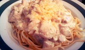 Těstoviny s jednoduchou sýrovou omáčkou a kuřecími kousky (podle Lízy), spagety s nivovou omackou s kousky kurete