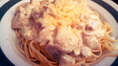Těstoviny s jednoduchou sýrovou omáčkou a kuřecími kousky (podle Lízy), spagety s nivovou omackou s kousky kurete