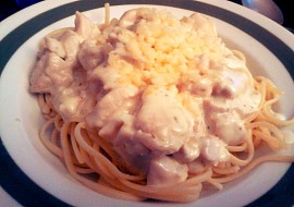 Těstoviny s jednoduchou sýrovou omáčkou a kuřecími kousky (podle Lízy) (spagety s nivovou omackou s kousky kurete)