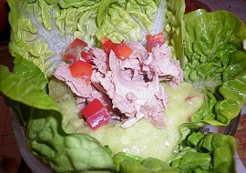 Tuňákový salát s avokádovým dresinkem - Ensalada de Atún con Aderezo de Aguacate