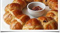 Velikonoční věnec (Hot cross buns)