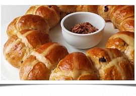 Velikonoční věnec (Hot cross buns)