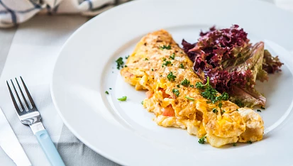 Venkovská omeleta se sýrem Brie a bramborami