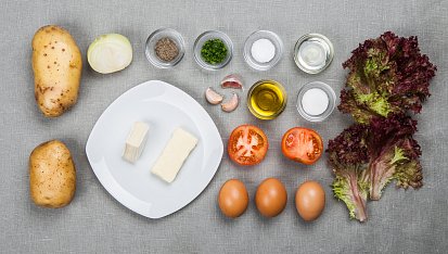 Venkovská omeleta se sýrem Brie a bramborami