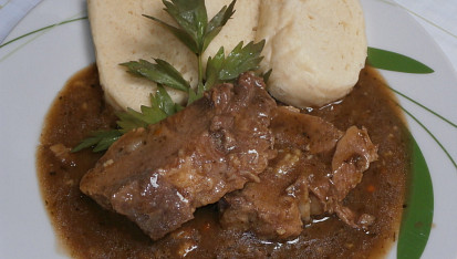 Vepřová kýta na slanině a majoránce, s knedlíkem