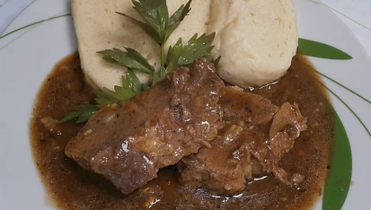 Vepřová kýta na slanině a majoránce, s knedlíkem