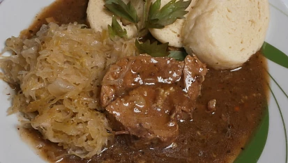 Vepřová kýta na slanině a majoránce, se zelím a knedlíkem