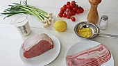 Vepřové karé s hořčicovou omáčkou, mladými výhonky česneku a cherry rajčaty, suroviny