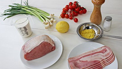Vepřové karé s hořčicovou omáčkou, mladými výhonky česneku a cherry rajčaty, suroviny