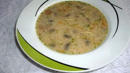 Žampionová polévka s mlékem a vejcem