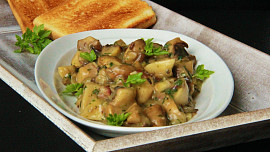 Žampiony na slanině a majoránce