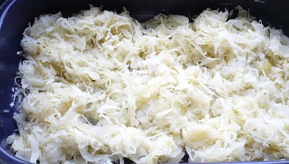 Zapekanec z kysaného zelí, brambor a uzeného masa