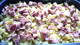 Zapekanec z kysaného zelí, brambor a uzeného masa