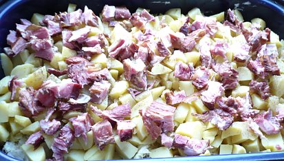 Zapekanec z kysaného zelí, brambor a uzeného masa