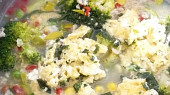 Zeleninová polévka s brokolicí a vaječnou jíškou