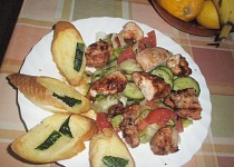 Zeleninový salát s kuřecím masem a zakysanou smetanou
