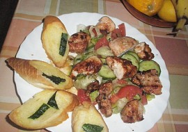 Zeleninový salát s kuřecím masem a zakysanou smetanou