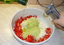 Balkánský salát II. (Mačkání česneku a přilévání olivového oleje)