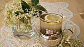 Bezový sirup z květů černého bezu-kosmatice (Bezový sirup z květů černého bezu)