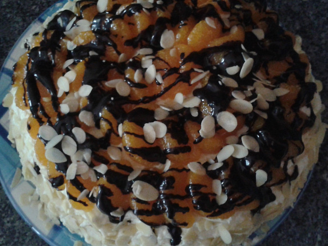 Bleskový nadýchaný dort s ovocem, Hotový dortík s mandarinkami, čokoládou a mandlovými lupínky jen tak pro radost :)