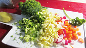 Brokolicovo-zeleninová polévka, připravená zelenina...