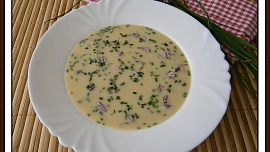 Cibulovo smetanová krémovka s pažitkou