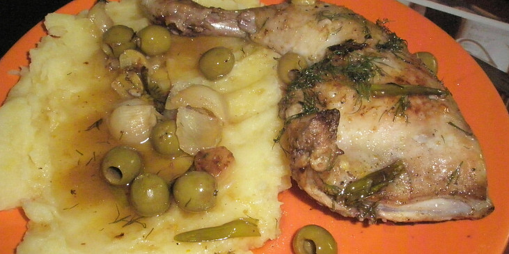 Citrusová kuřecí stehna s olivami