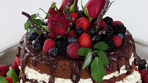 Čokoládový dort s polevou, ovocem a růžemi
