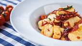Domácí gnocchi se šalvějí a prosciuttem