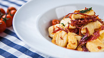 Domácí gnocchi se šalvějí a prosciuttem