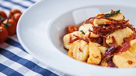 Domácí gnocchi se šalvějí a prosciuttem