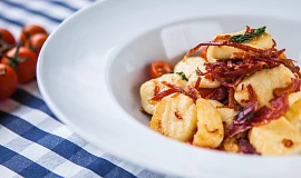 Domácí gnocchi se šalvějí a prosciuttem