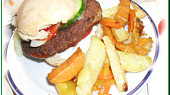Domácí burgery s barevnými hranolkami