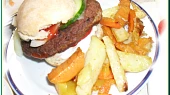 Domácí burgery s barevnými hranolkami