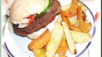 Domácí burgery s barevnými hranolkami