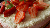 Dvoubarevný (jahodový a kokosový) nepečený cheesecake