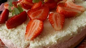 Dvoubarevný (jahodový a kokosový) nepečený cheesecake