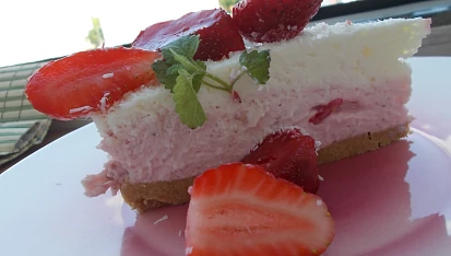 Dvoubarevný (jahodový a kokosový) nepečený cheesecake