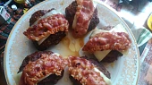 Famózní burgery +  (domácí bulky), připravené hotové maso se slaninou a sýrem
